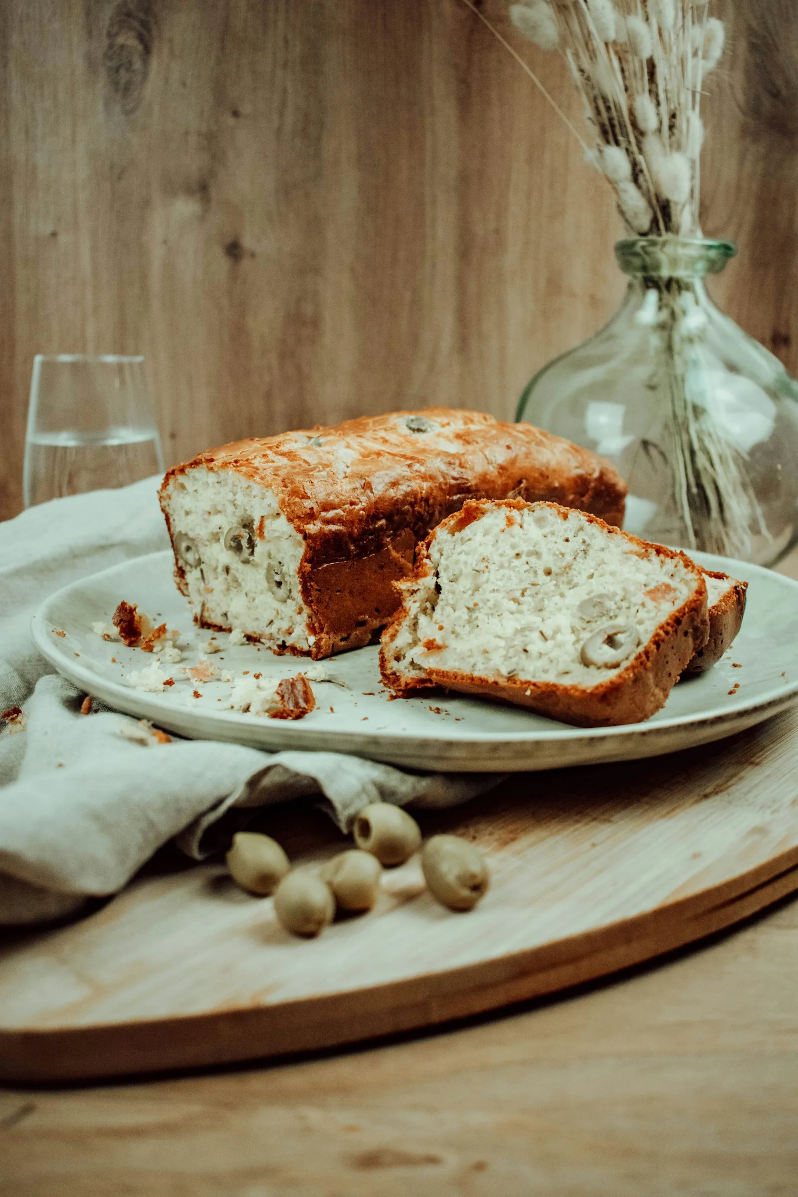 Een goudbruin witbrood op een wit bord